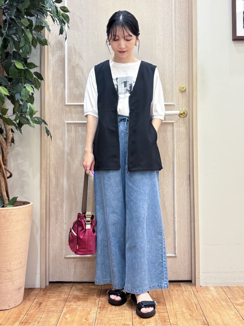 なみさんの「SHOO･LA･RUE｜【セットアップ可】さらりと軽やかに ダブルジップ麻調ジレ」を使ったコーディネート