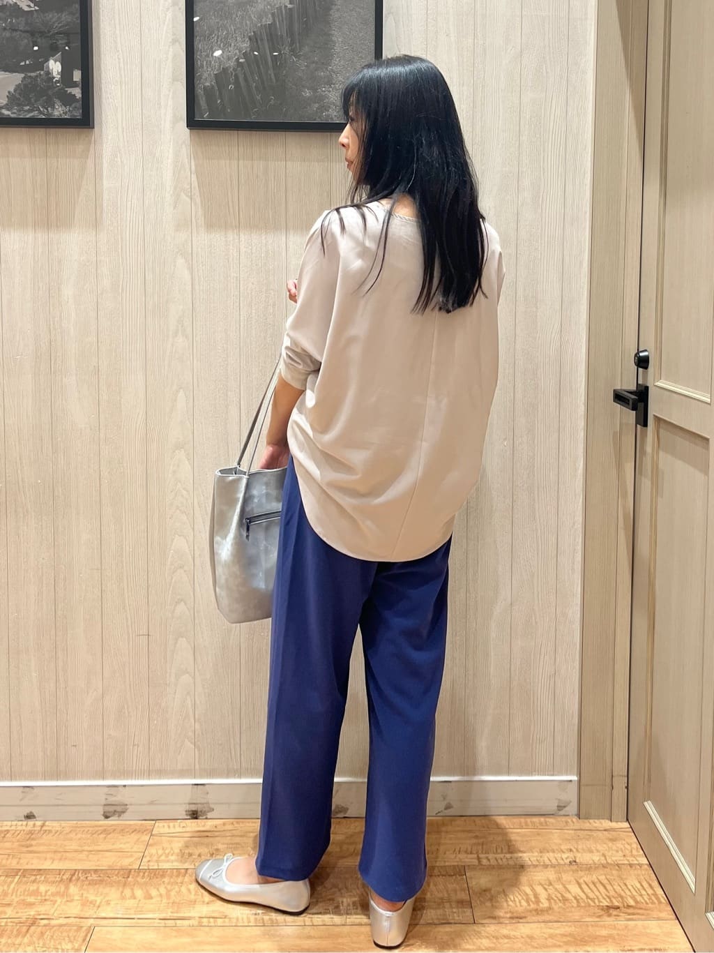 youさんの「SHOO･LA･RUE｜【S-LL/ストレッチ】脚のラインを拾いにくい スマートワイドパンツ」を使ったコーディネート