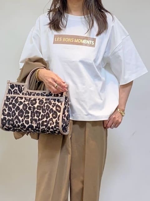 tomoさんの「UNTITLED｜【コットン100/ゆったり/ショート丈/洗える】ベロアロゴTシャツ」を使ったコーディネート
