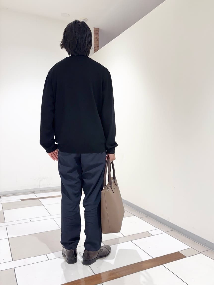 及川さんの「TAKEO KIKUCHI｜ハイゲージ モックネック ニット プルオーバー」を使ったコーディネート