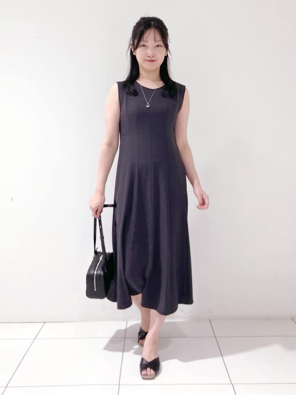 momokoさんの「INDIVI｜【通年活躍！／アンサンブル可能】クルーネックカーディガン」を使ったコーディネート