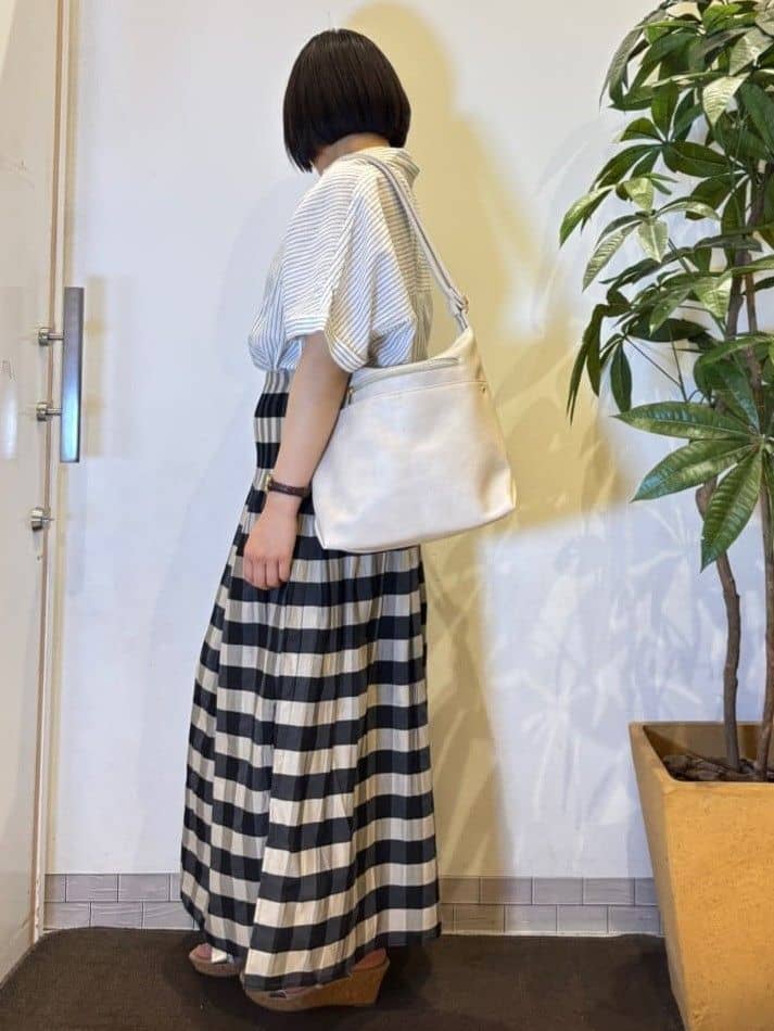 TOWAさんの「SHOO･LA･RUE｜【S-LL/UV/接触冷感/抗菌防臭】体型を自然にカバー フレンチリネンブレンド襟付ドルマンシャツ」を使ったコーディネート