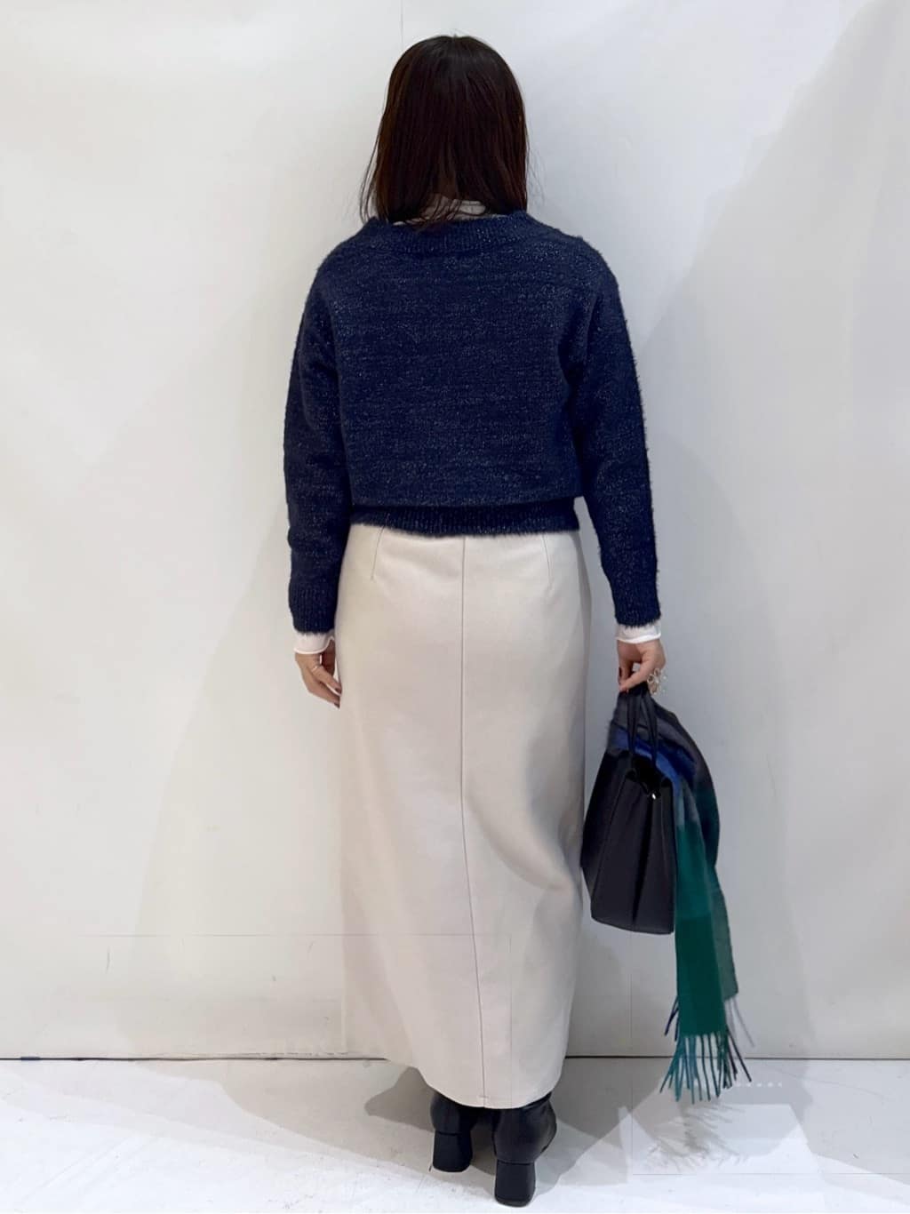 nakkoさんの「OPAQUE.CLIP｜スパンコールフェザーVネックニット【洗濯機OK】」を使ったコーディネート