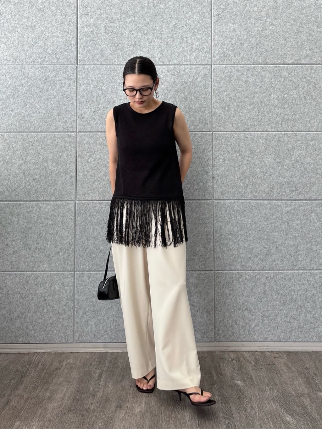 ayanoさんの「INDIVI｜スリーブレスフリンジニット」を使ったコーディネート