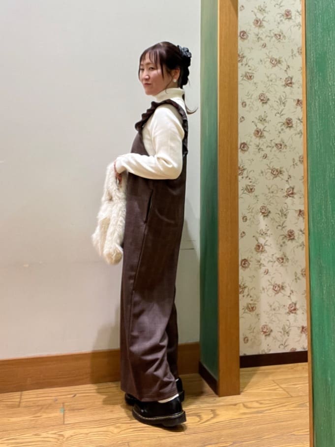 ゆっきーさんの「SHOO･LA･RUE｜【あったか】大人のための チェック柄フリルサロペット」を使ったコーディネート