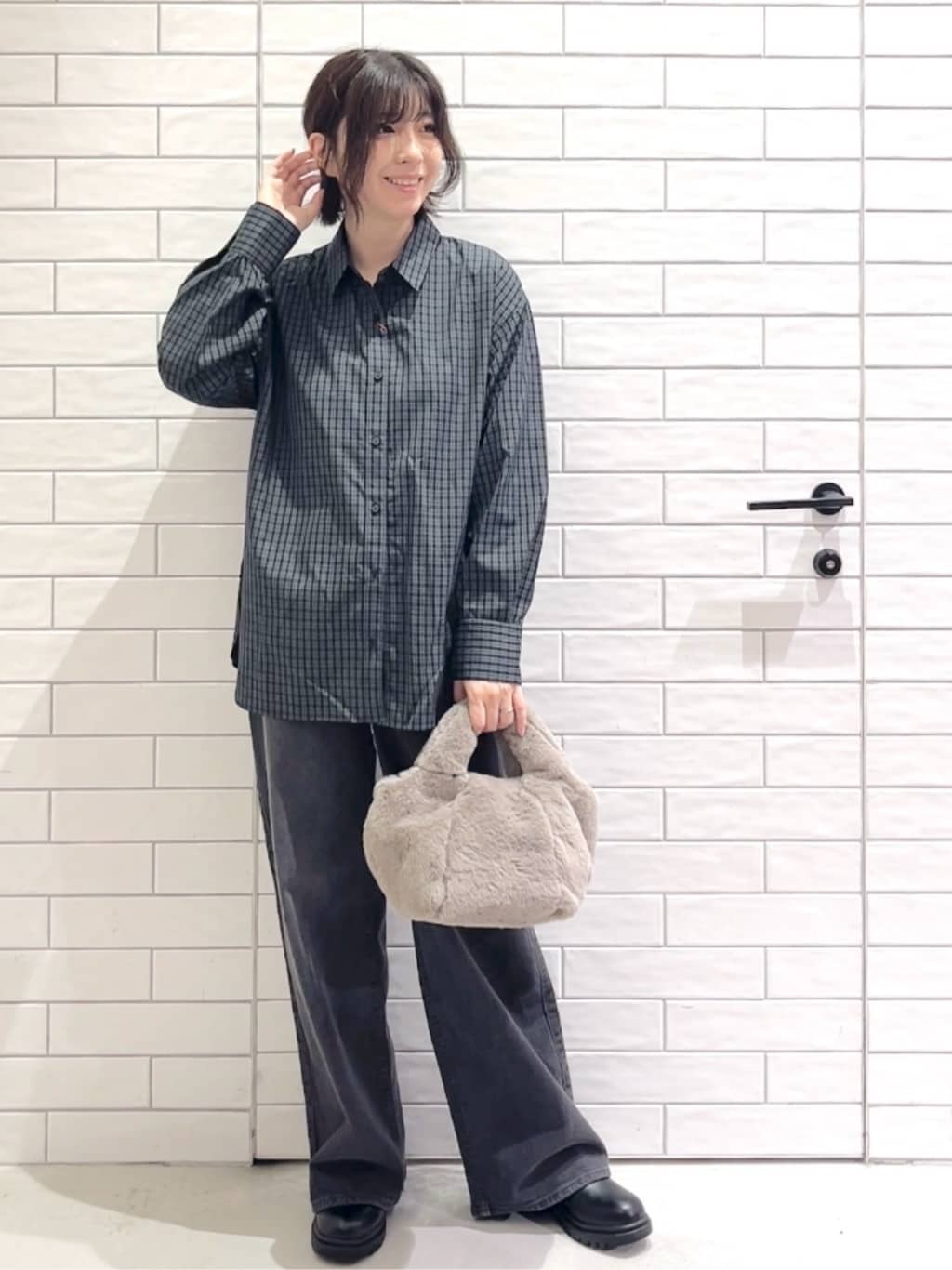 しおりさんの「OPAQUE.CLIP｜チェック柄レギュラーシャツ【洗濯機OK】」を使ったコーディネート