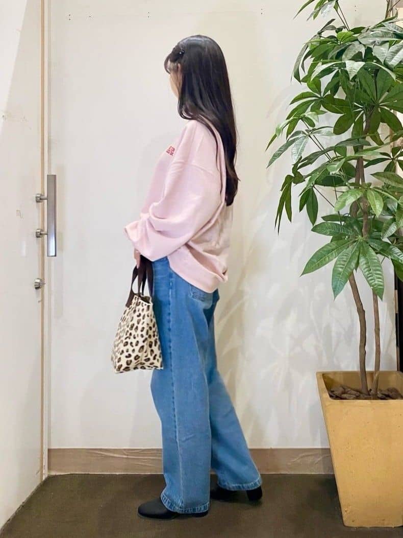 AYUMIさんの「SHOO･LA･RUE｜【S-LL】程よくゆったりな 柔らかデニムテーパードパンツ」を使ったコーディネート