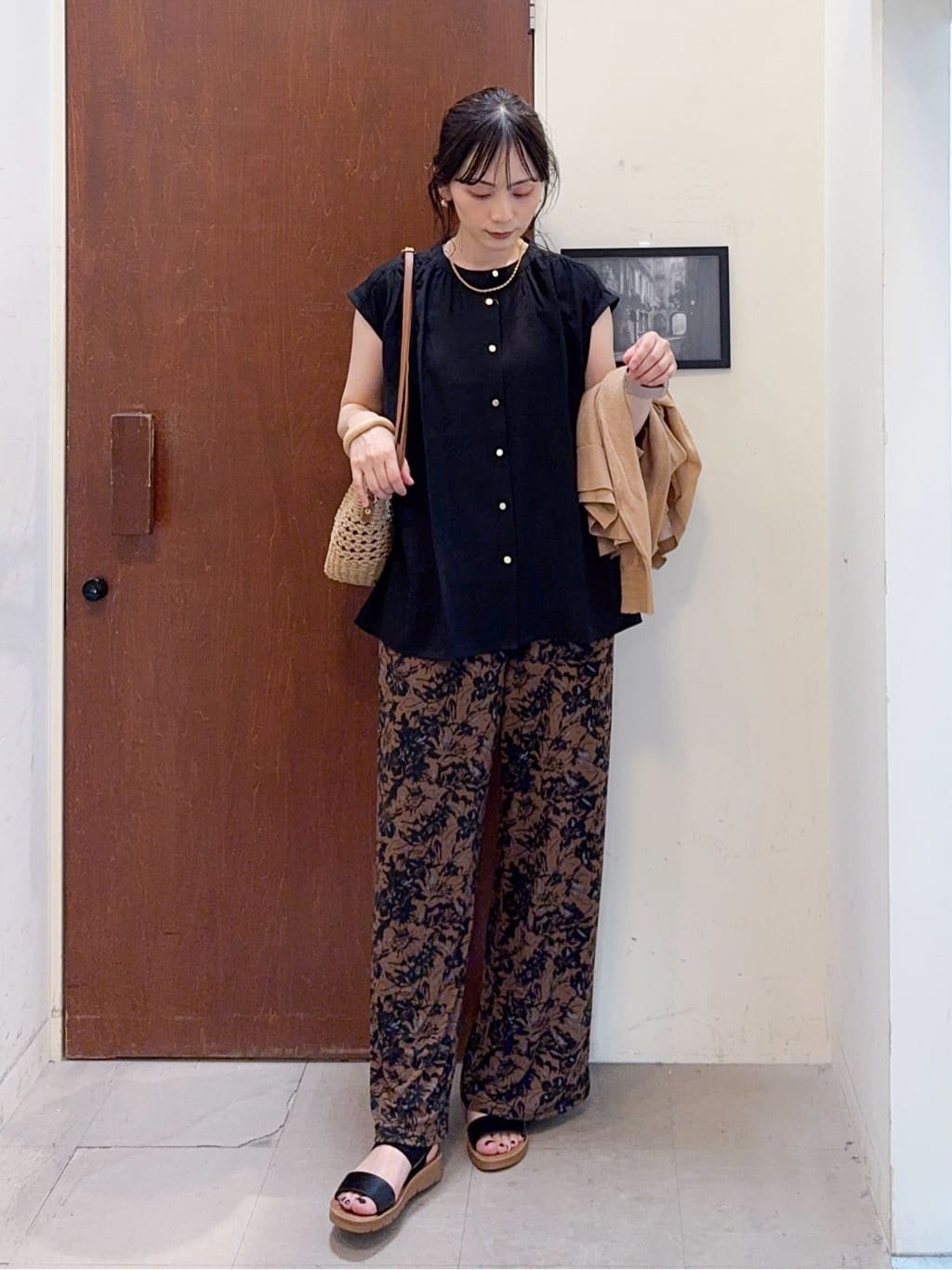 𝐇𝐢𝐫𝐨𝐦𝐢さんの「SHOO･LA･RUE｜◆【洗える】ナチュラルなシアー感が魅力 Vネックカーディガン」を使ったコーディネート