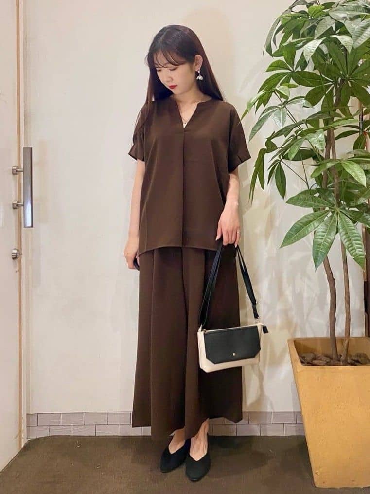 AYUMIさんの「SHOO･LA･RUE｜【S-LL/セットアップ可/ひんやり】きちんと見えで上品 お袖タック スキッパーブラウス」を使ったコーディネート