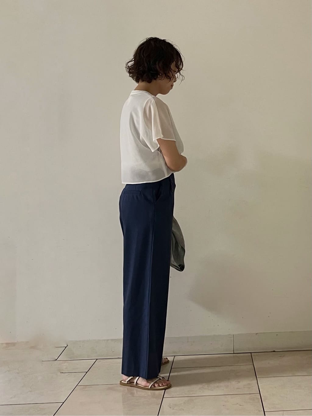 mihoさんの「INDIVI｜【デニムライク】マリンボタン リネン混ワイドパンツ」を使ったコーディネート