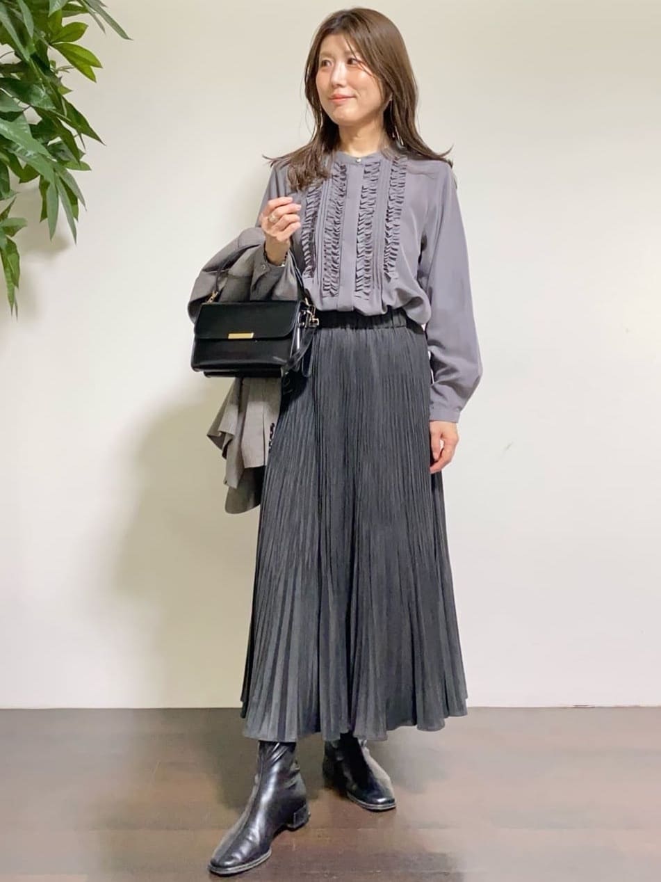 tomoさんの「UNTITLED｜【1枚で着映え/オンオフ着回し】フリルサテンブラウス」を使ったコーディネート