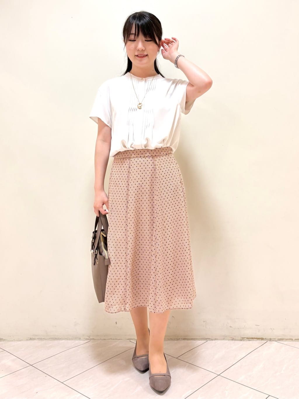 mikiさんの「Reflect｜【インナーに◎／すっきり見え！長め丈】タックデティールブラウス」を使ったコーディネート