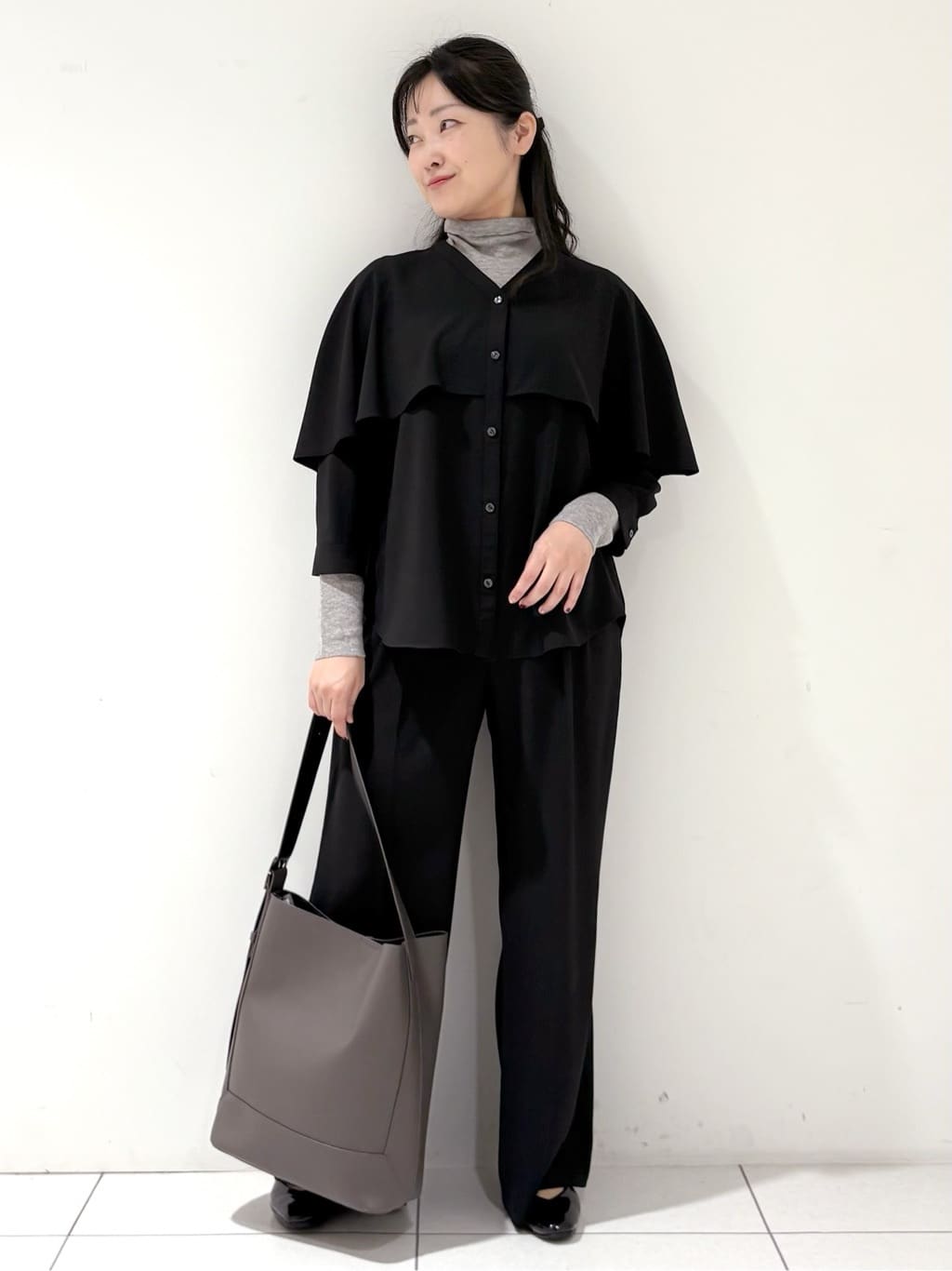 momokoさんの「INDIVI｜【羽織りとしても活躍！】ケープカラーブラウス」を使ったコーディネート