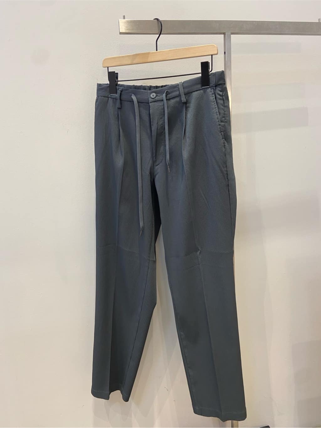 GENさんの「THE SHOP TK｜【Begin/ビギン10月号掲載】楊柳スマートイージーパンツ　軽量/洗濯機OK/セットアップ可」を使ったコーディネート