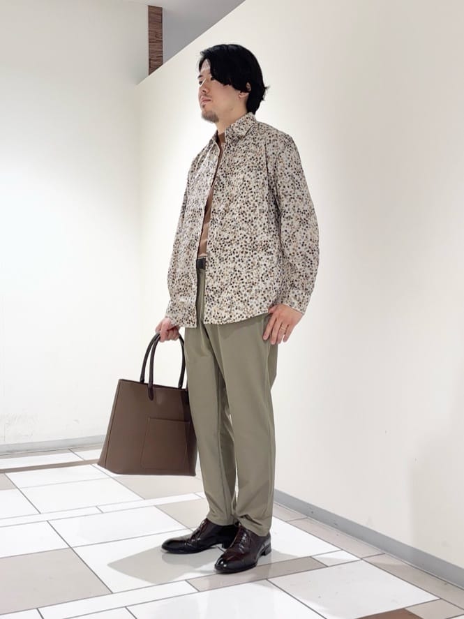 及川さんの「TAKEO KIKUCHI｜ストライプ小花 長袖シャツ」を使ったコーディネート