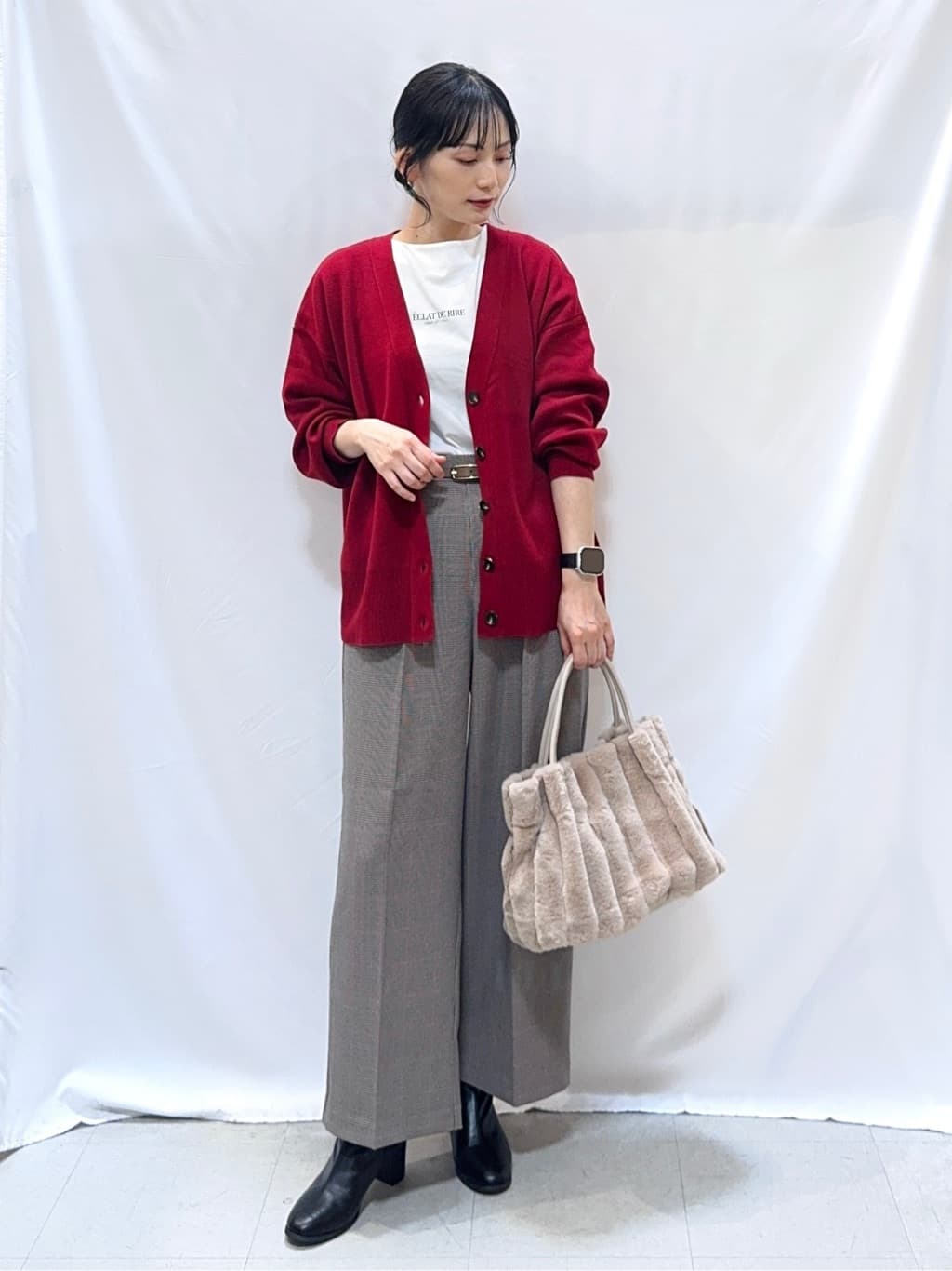 𝐇𝐢𝐫𝐨𝐦𝐢さんの「SHOO･LA･RUE｜【洗える/毛玉レス】表面がきれいなVネックカーディガン」を使ったコーディネート