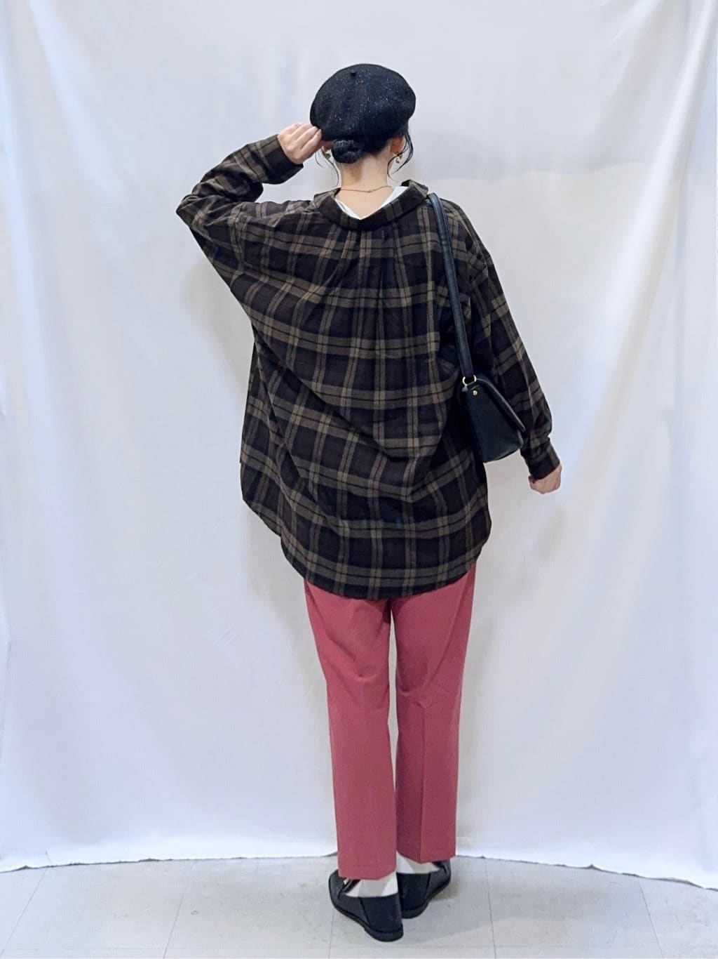 𝐇𝐢𝐫𝐨𝐦𝐢さんの「SHOO･LA･RUE｜【S-LL】美しく見せる ボートネックロンT」を使ったコーディネート
