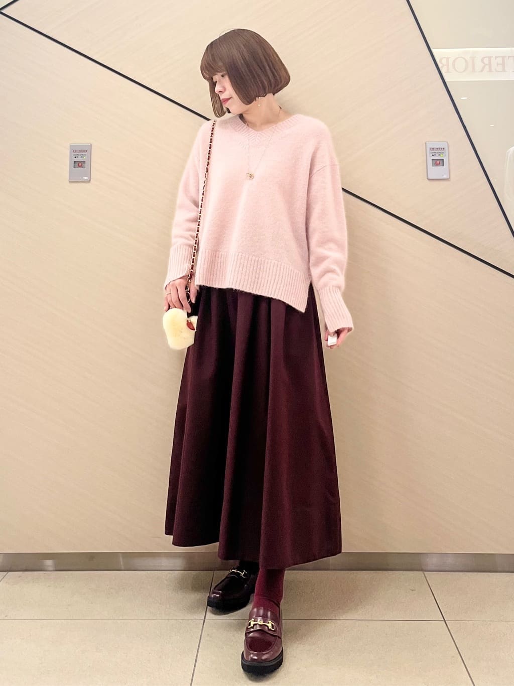 yahataさんの「DRESSTERIOR｜アルパカブレンドVネックニット」を使ったコーディネート