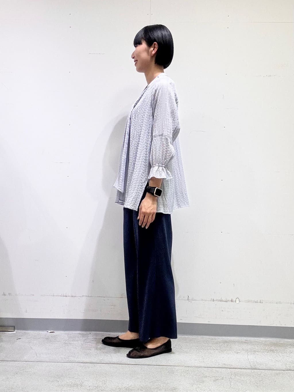 naoさんの「INDIVI｜【洗える／シャーリング素材】ボリューム袖エアリーブラウス」を使ったコーディネート