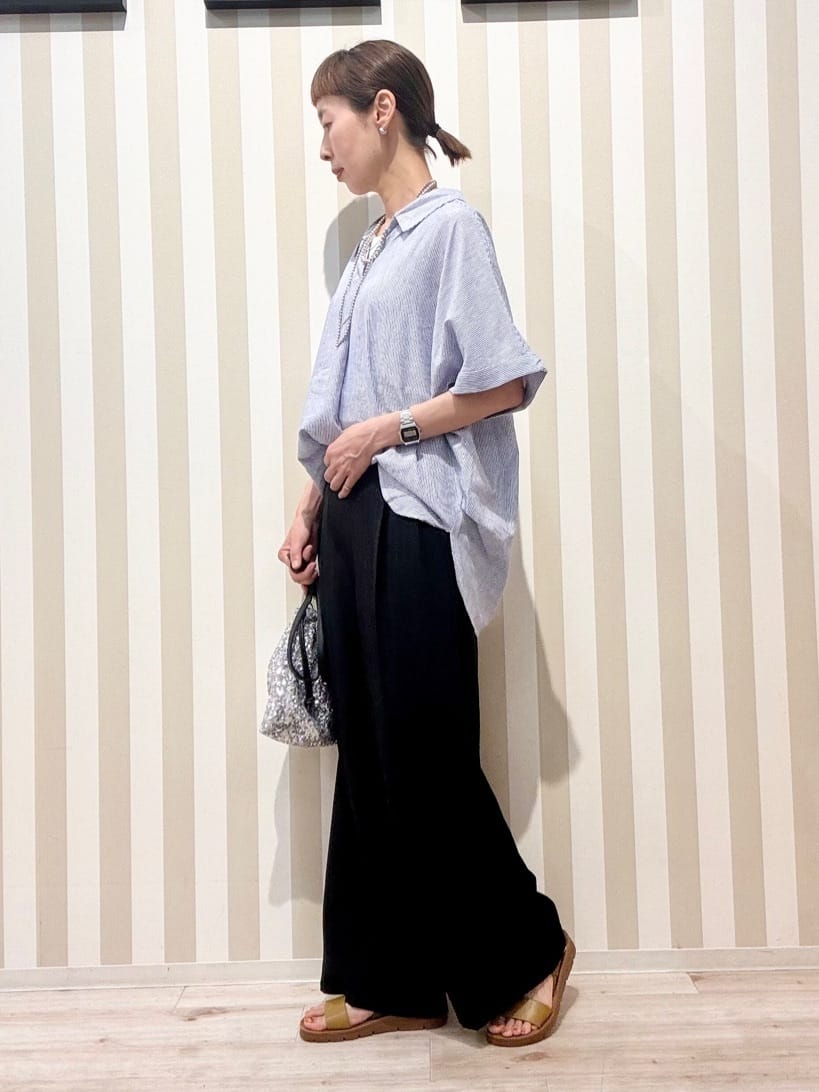 まつこさんの「SHOO･LA･RUE｜【S-LL/UV/接触冷感/抗菌防臭】体型を自然にカバー フレンチリネンブレンド襟付ドルマンシャツ」を使ったコーディネート