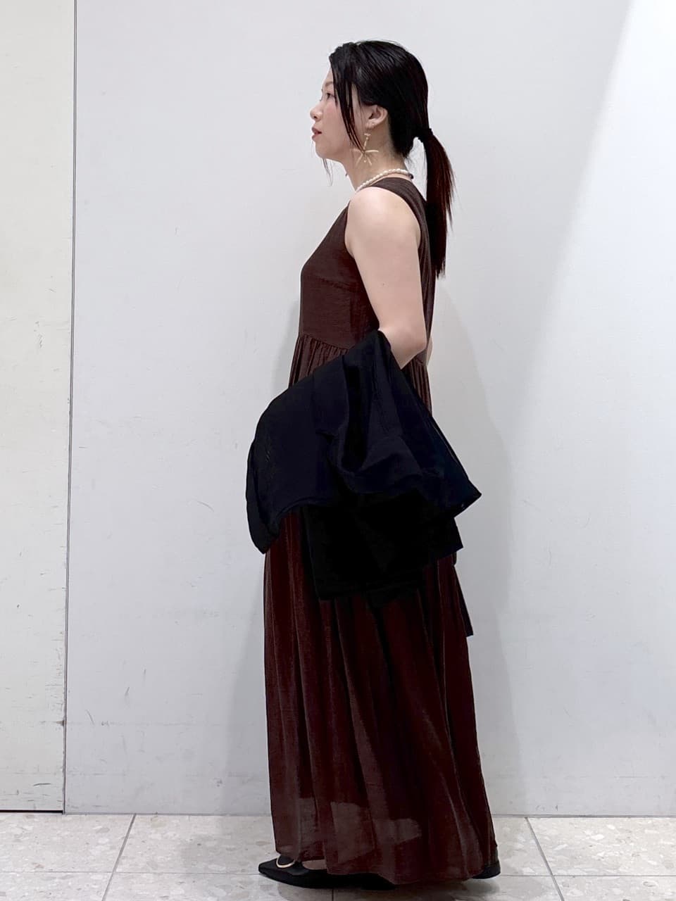 mameさんの「OPAQUE.CLIP｜麻混シアーギャザーティアードワンピース【洗濯機洗い可】」を使ったコーディネート
