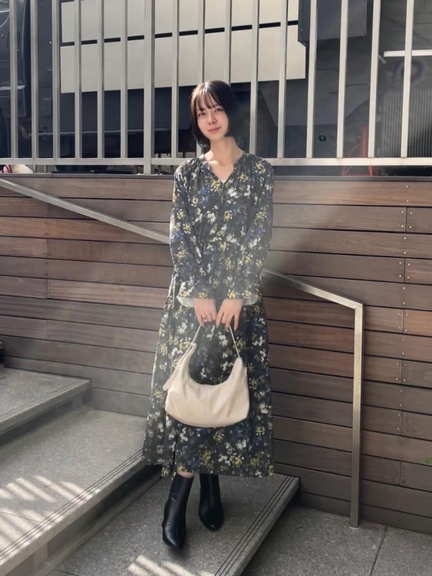 NATSUMIさんの「grove｜カスリフラワーティアードワンピース」を使ったコーディネート