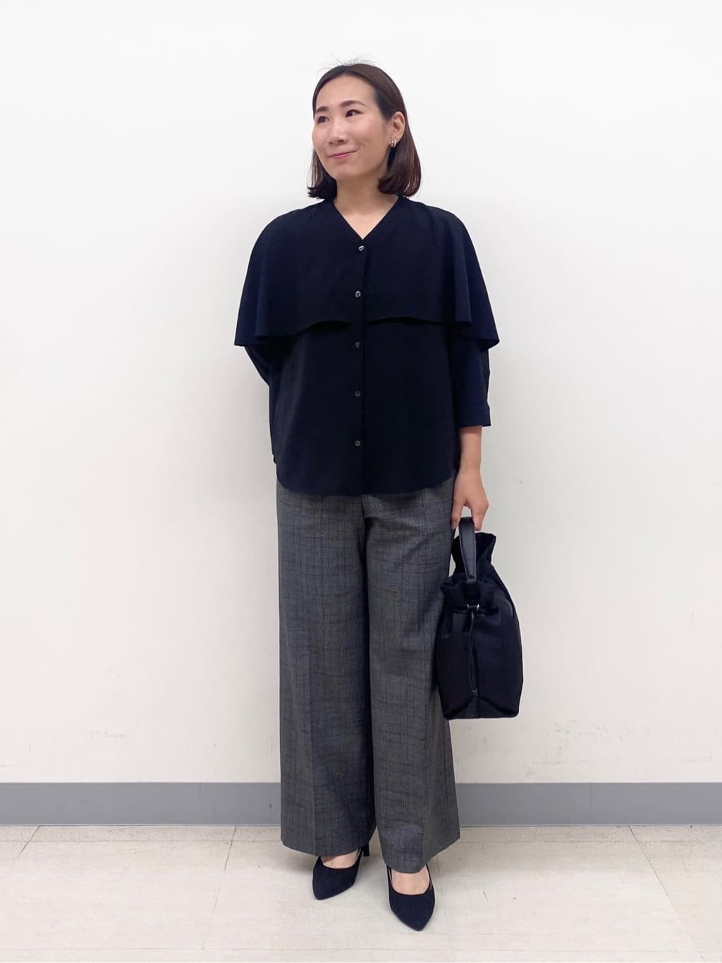 YUKARIさんの「INDIVI｜【羽織りとしても活躍！】ケープカラーブラウス」を使ったコーディネート