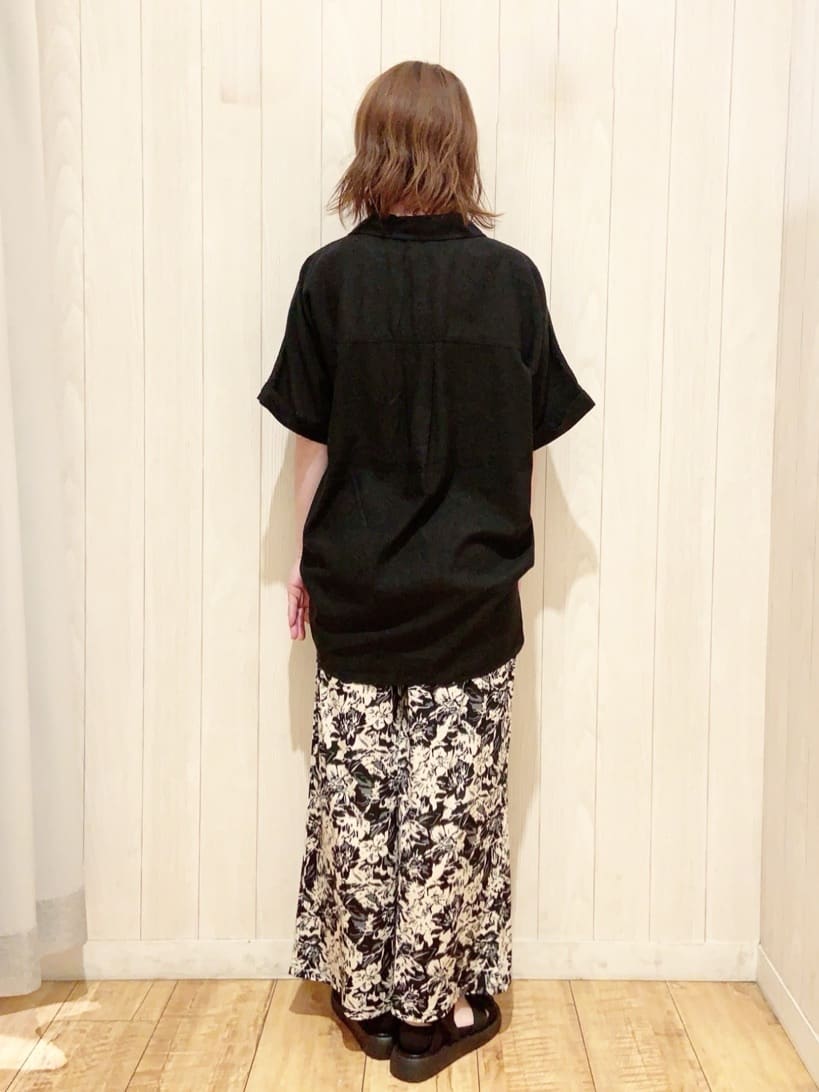 あいこさんの「SHOO･LA･RUE｜【S-LL/UV/接触冷感/抗菌防臭】体型を自然にカバー フレンチリネンブレンド襟付ドルマンシャツ」を使ったコーディネート