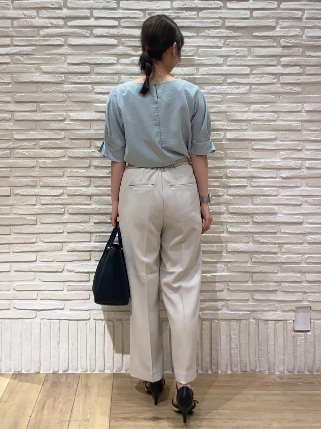 KARENさんの「index｜《8色展開／XS-LLサイズ》タックパフスリーブブラウス【洗濯機洗い可／吸水速乾／防シワ／抗ピル】」を使ったコーディネート