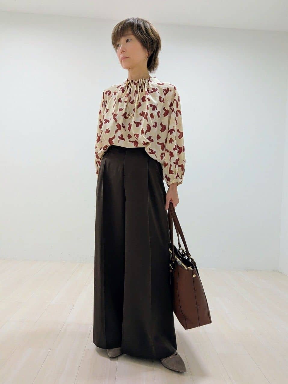 nishiさんの「Reflect｜【ジャケットのインナーにおすすめ◎】花柄タックデザインブブラウス」を使ったコーディネート