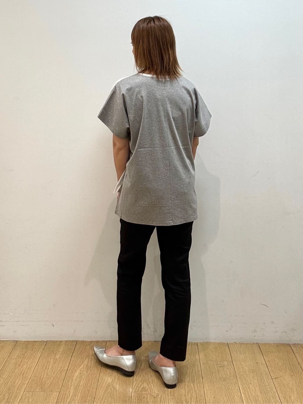 mikkoさんの「INDIVI｜【洗える／汗ジミ防止】バイカラー＆アシメヘム Tシャツ」を使ったコーディネート