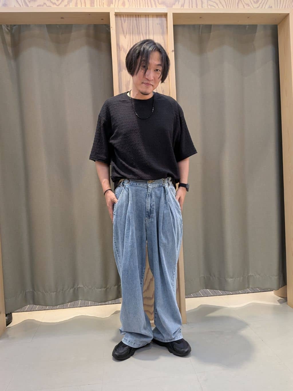 okcさんの「THE SHOP TK｜ツータックワイドデニムパンツ」を使ったコーディネート