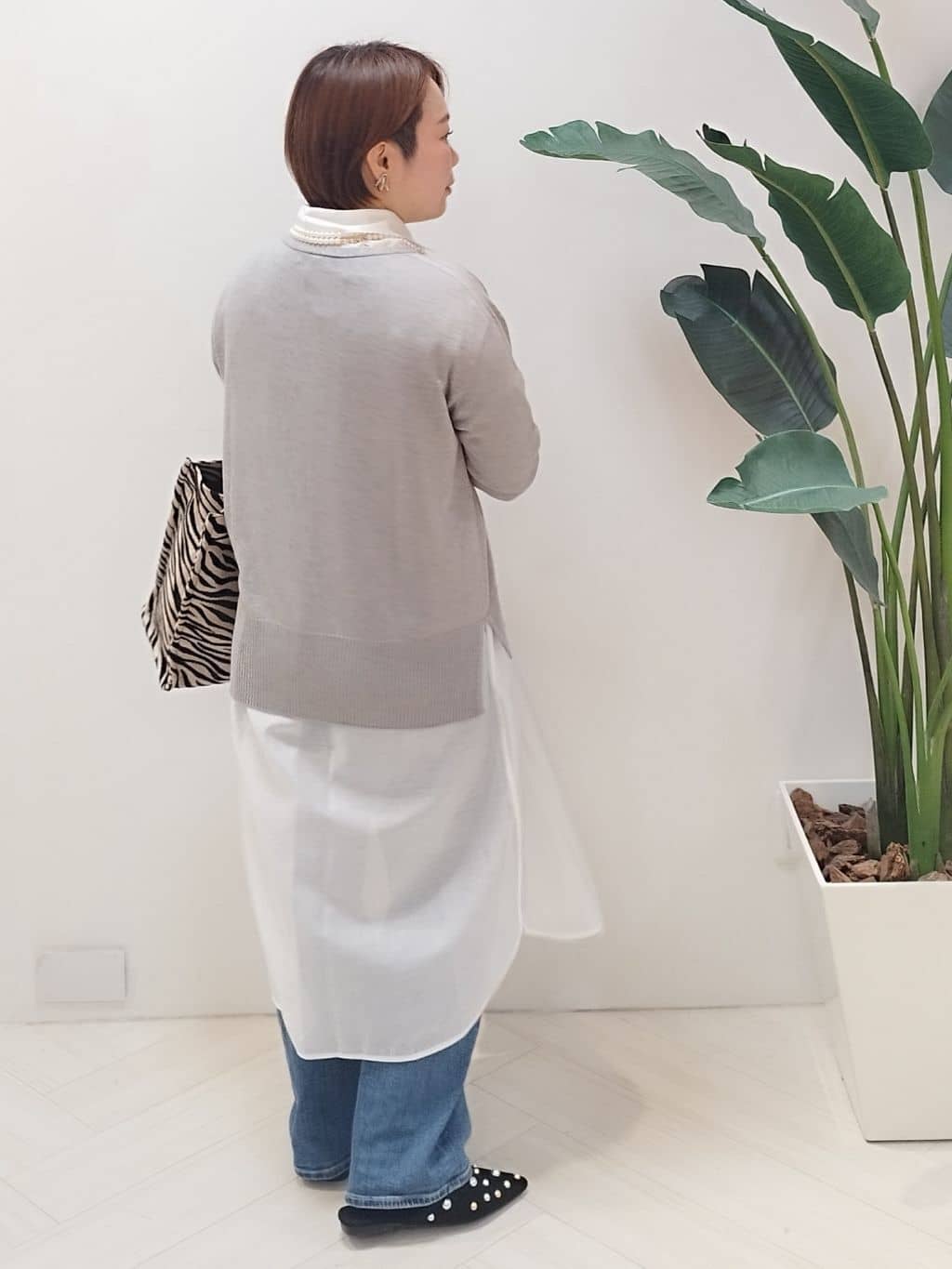 s u g iさんの「UNTITLED｜【ニットと重ね着に/前開きボタン】シアーロングシャツ」を使ったコーディネート