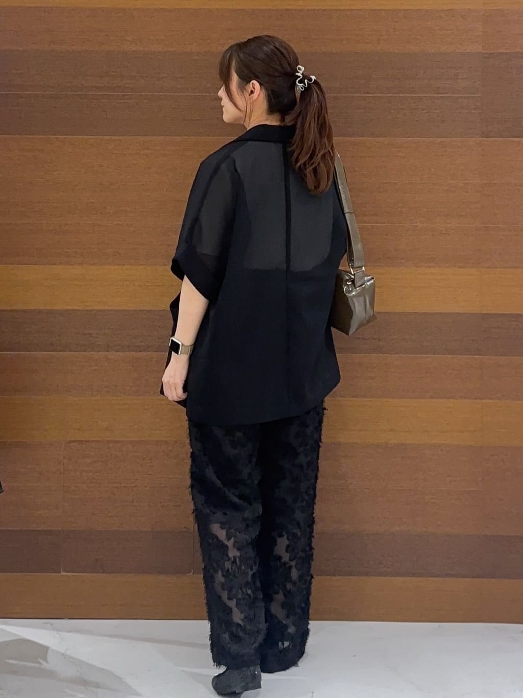 まみさんの「OPAQUE.CLIP｜スパンコール刺繍ロゴTシャツ【洗濯機洗い可／接触冷感／UVケア】」を使ったコーディネート