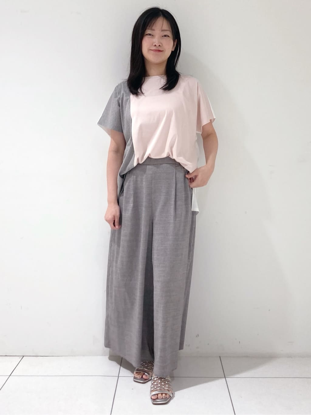 momokoさんの「INDIVI｜【洗える／汗ジミ防止】バイカラー＆アシメヘム Tシャツ」を使ったコーディネート