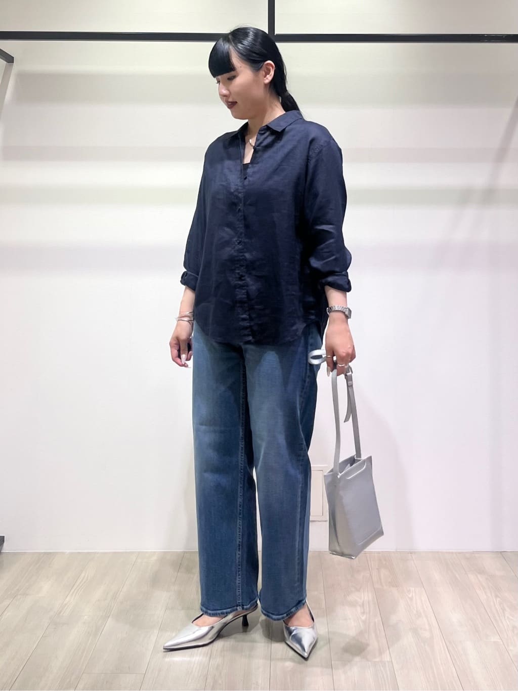 hasuさんの「INDIVI｜【褒められデニム】ワイドストレート デニムパンツ」を使ったコーディネート