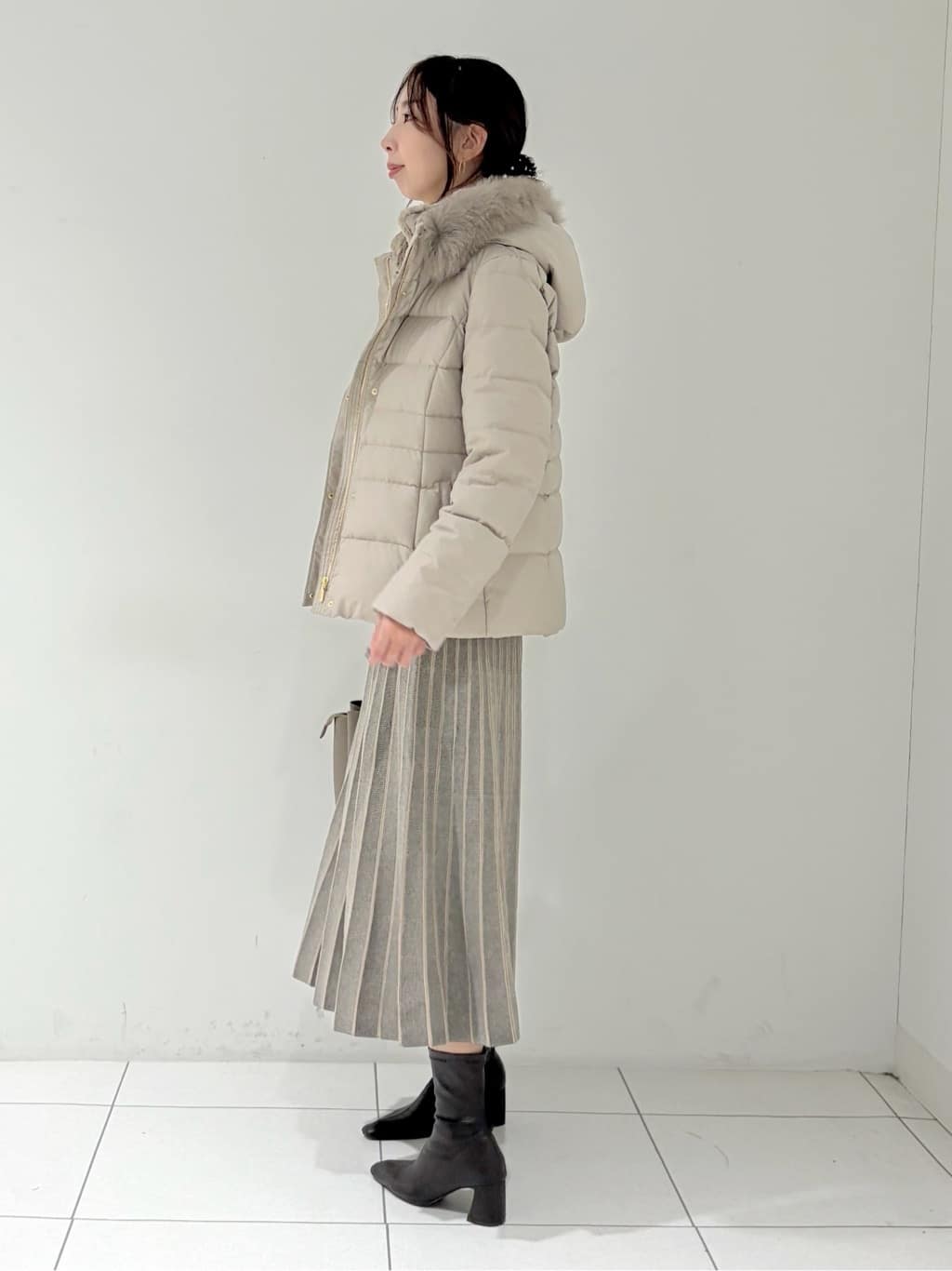 shioriさんの「INDIVI｜【名品／撥水／抗菌防臭】ショート丈リサイクルダウンコート」を使ったコーディネート