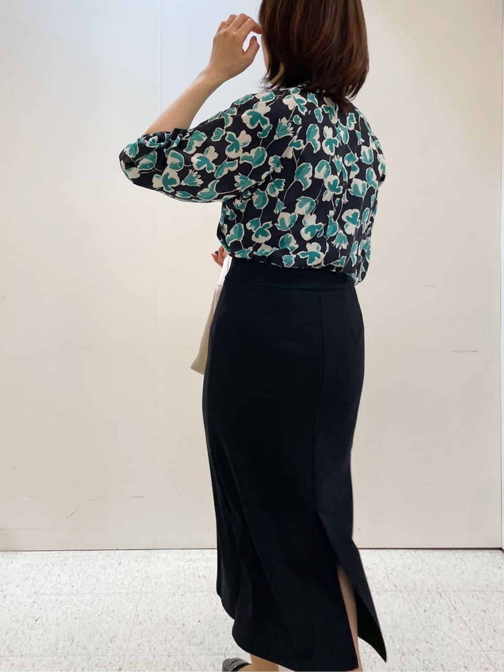 めいさんの「Reflect｜【ジャケットのインナーにおすすめ◎】花柄タックデザインブブラウス」を使ったコーディネート