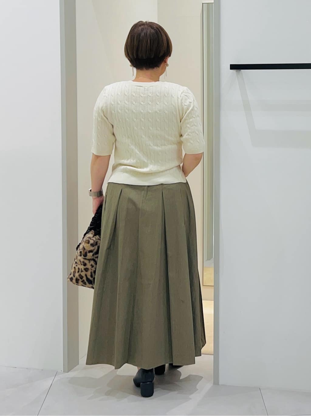 タナさんの「THE SHOP TK｜ワンポイント刺繍ケーブル半袖ニット【洗濯機OK】」を使ったコーディネート