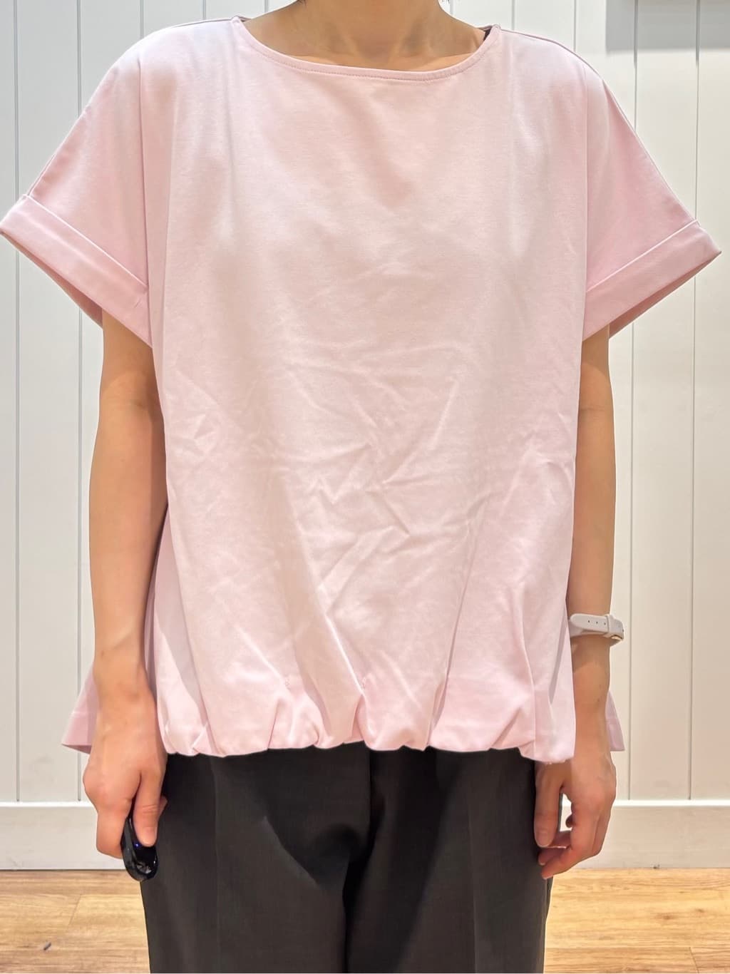 OKADAさんの「Dessin｜【二の腕カバー／UVカット】ロールアップスリーブ裾ギャザーカットソー」を使ったコーディネート
