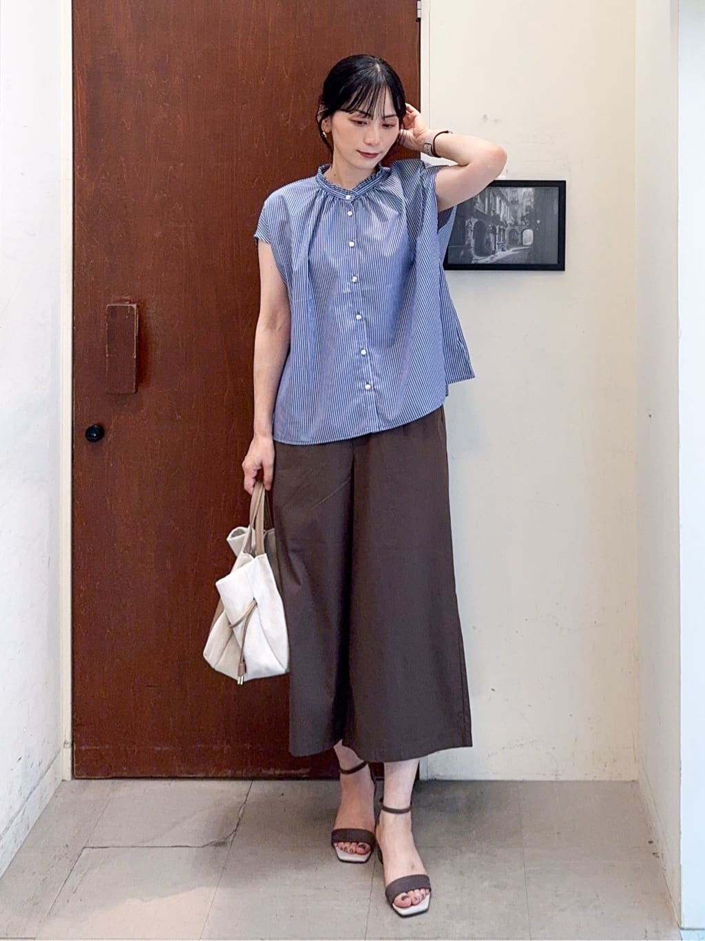 𝐇𝐢𝐫𝐨𝐦𝐢さんの「SHOO･LA･RUE｜【洗える/S-LL】プチフリル襟が女性らしい フレンチスリーブシャツ」を使ったコーディネート