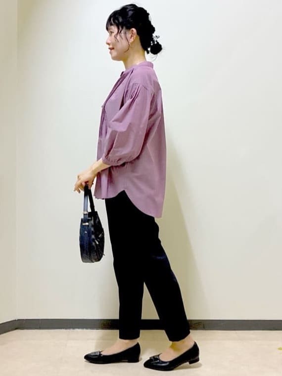 beni_gingerさんの「Reflect｜【程よいゆとり感／体型カバー】ピンタックデザインシャンブレーブラウス」を使ったコーディネート