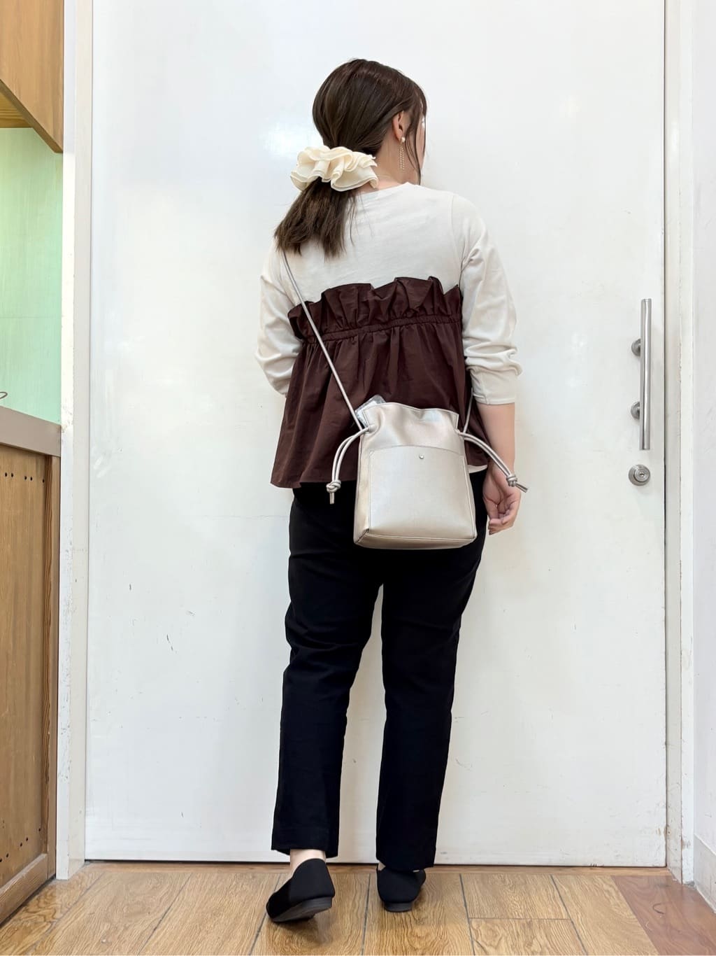 だいわさんの「SHOO･LA･RUE｜【洗濯機可/S-LL】1枚で華やか フリルドッキングトップス」を使ったコーディネート