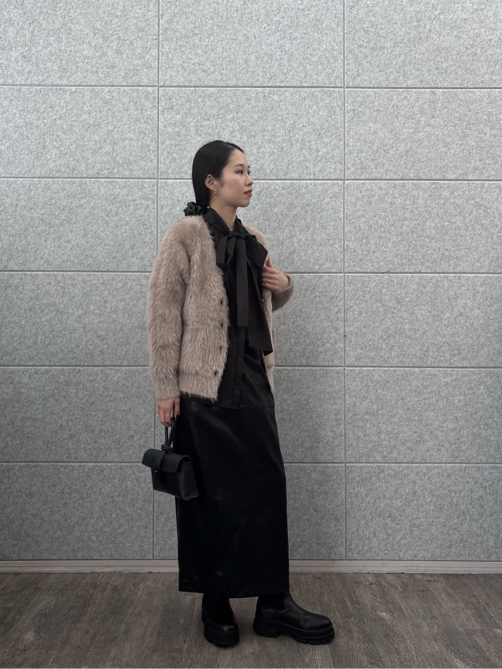 ひなさんの「INDIVI｜タイプライター2Wayボウタイブラウス」を使ったコーディネート