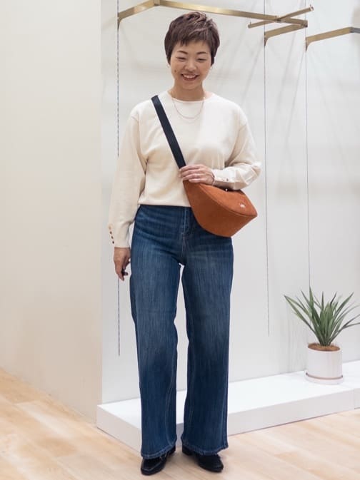 シュウコさんの「grove｜ON/OFF毎日使える！袖口ボタンドロップショルダーニット」を使ったコーディネート
