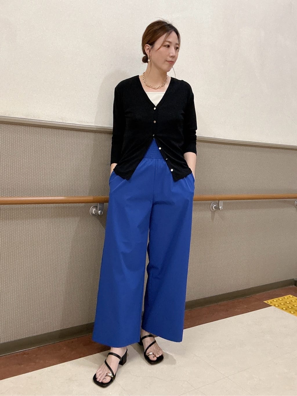 おしらさんさんの「THE SHOP TK｜シアーフライスVカーデ」を使ったコーディネート