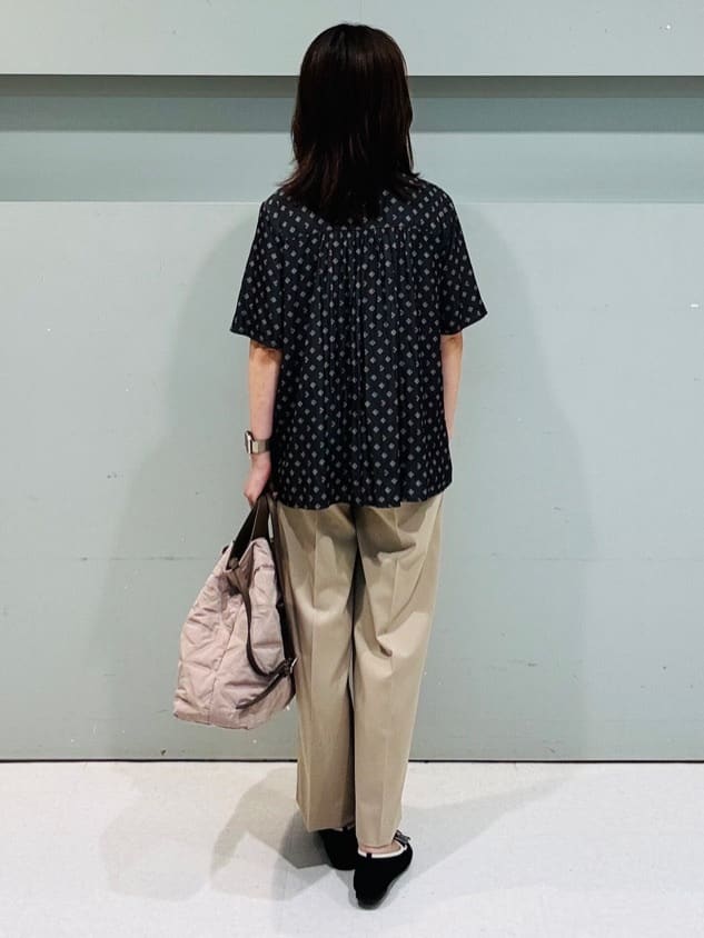 makiさんの「UNTITLED｜【セットアップ可/リラクシー/通勤】スクエアジオメ柄ブラウス」を使ったコーディネート