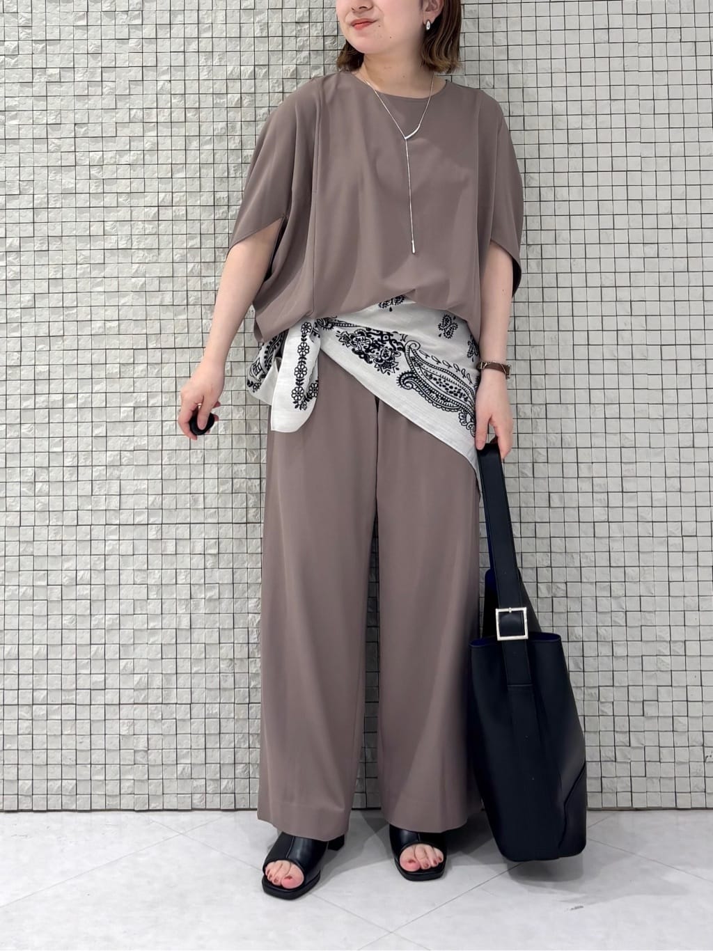 sakuさんの「INDIVI｜【体型カバー/SETUP可能】ジョーゼット　ドルマンブラウス」を使ったコーディネート