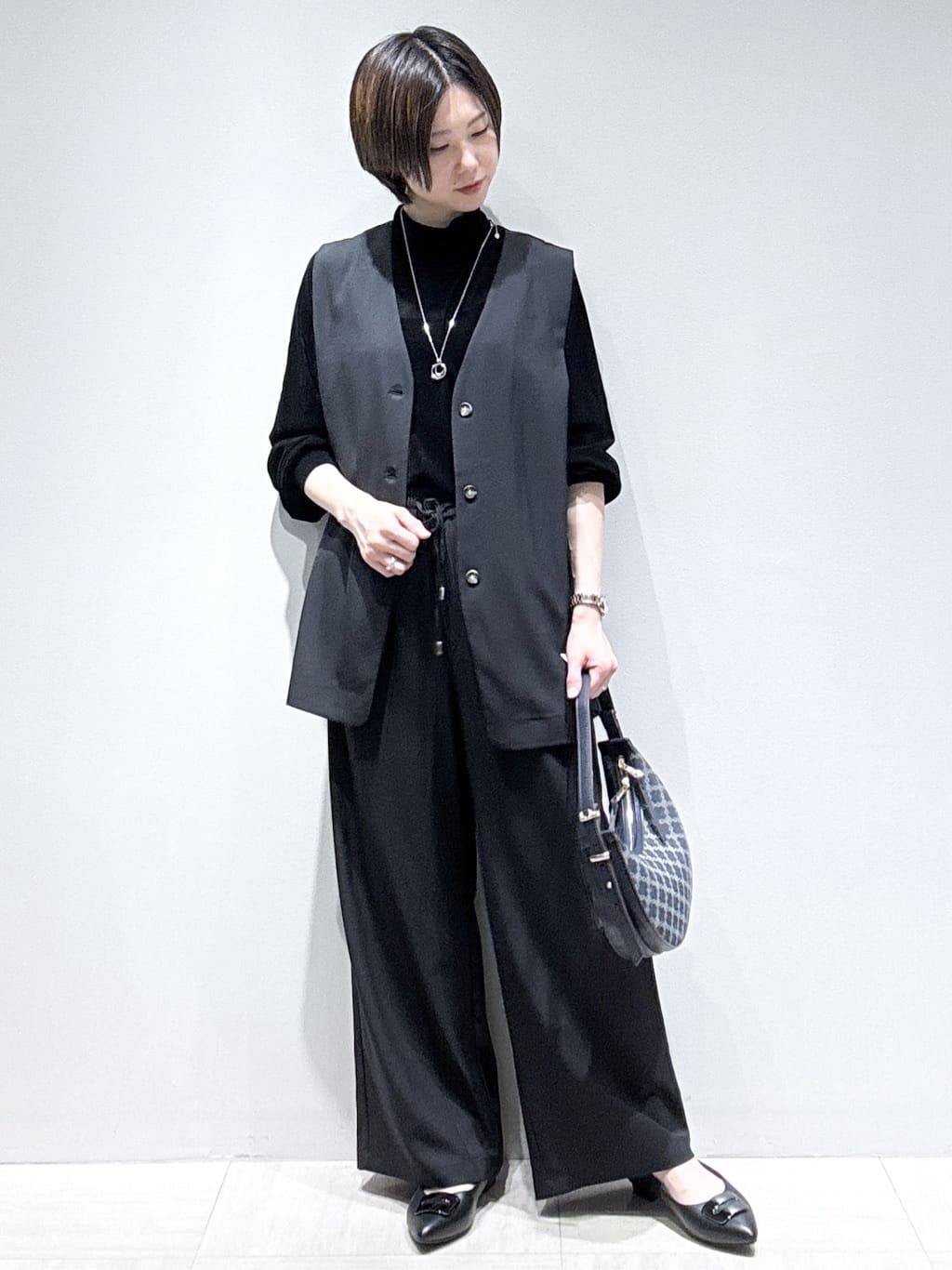 まちこさんの「Reflect｜【ウエスト総ゴム／セットアップ／単品使いOK◎】ベスト＋ストレートパンツセット」を使ったコーディネート