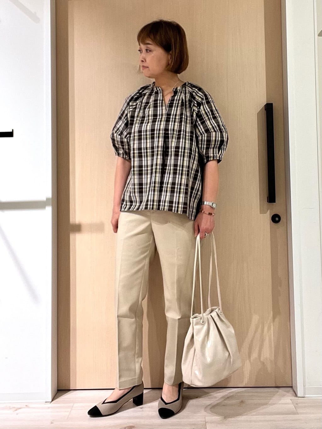 ぷくりんさんの「SHOO･LA･RUE｜【S-LL/洗濯後しわになりにくい】ランタンスリーブで女性らしく 5分袖スキッパーブラウス」を使ったコーディネート